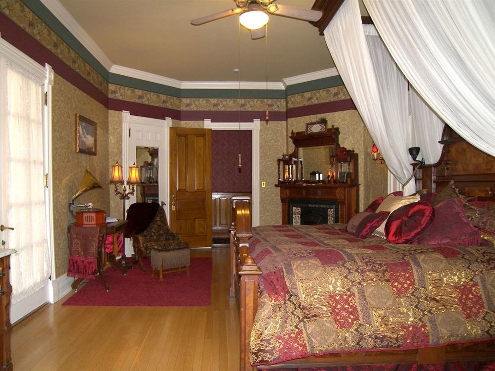 Alexander Mansion Bed & Breakfast Couette-café